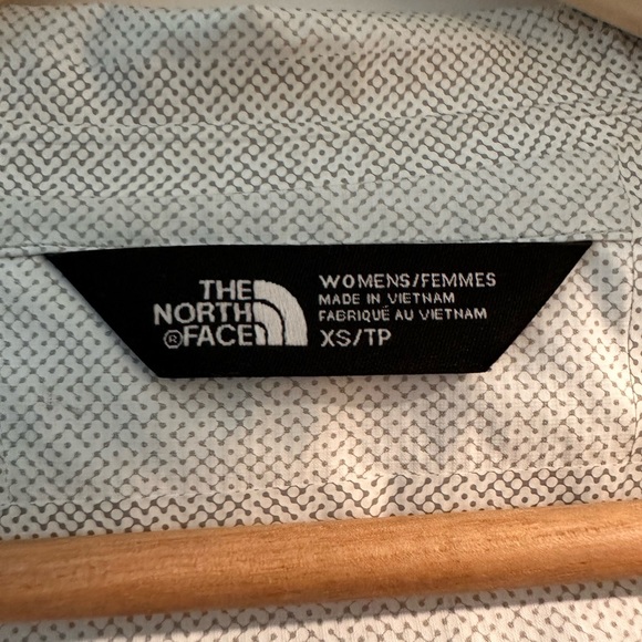 The North Face women’s windbreaker in green - Picture 9 of 9